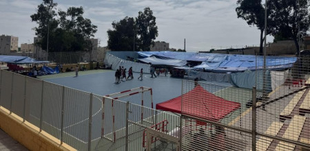 UN TECHO DE PLÁSTICO EN UN CAMPO DE FÚTBOL. 